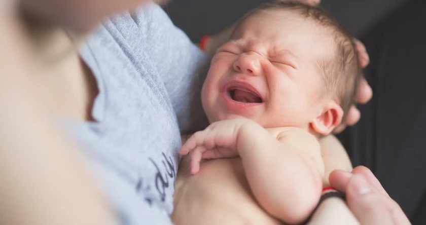 bebe plange in brate (1)